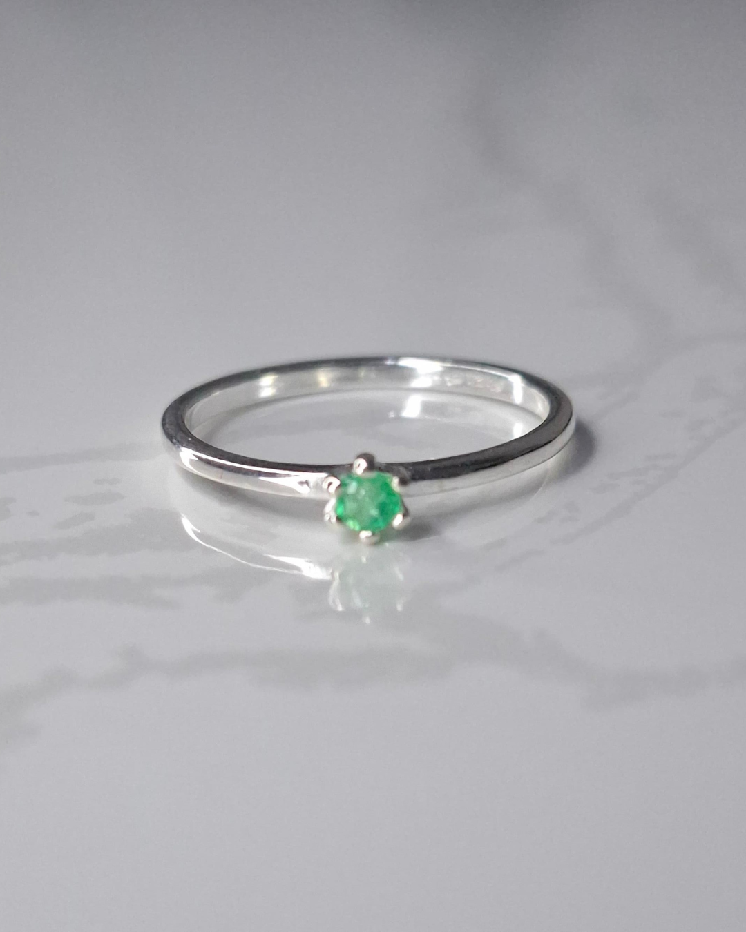 Anillo minimalista de plata con esmeralda