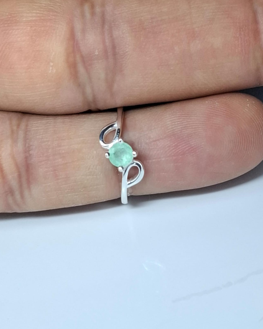 Anillo de plata estilo solitario con esmeralda colombiana natural