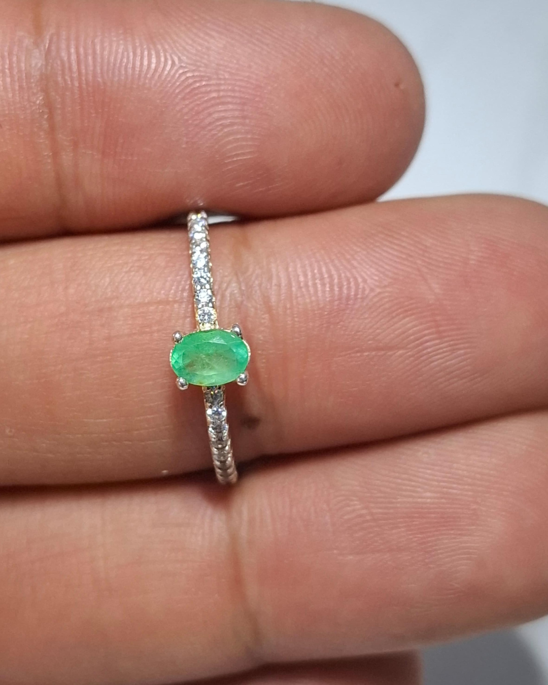 Anillo de compromiso de plata con esmeralda natural y circones