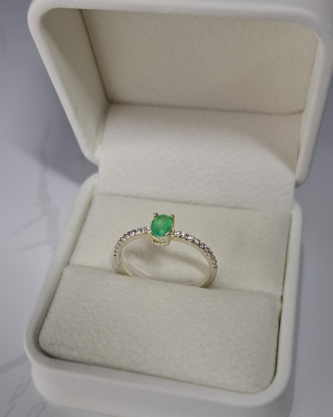 Anillo de compromiso de plata con esmeralda natural y circones