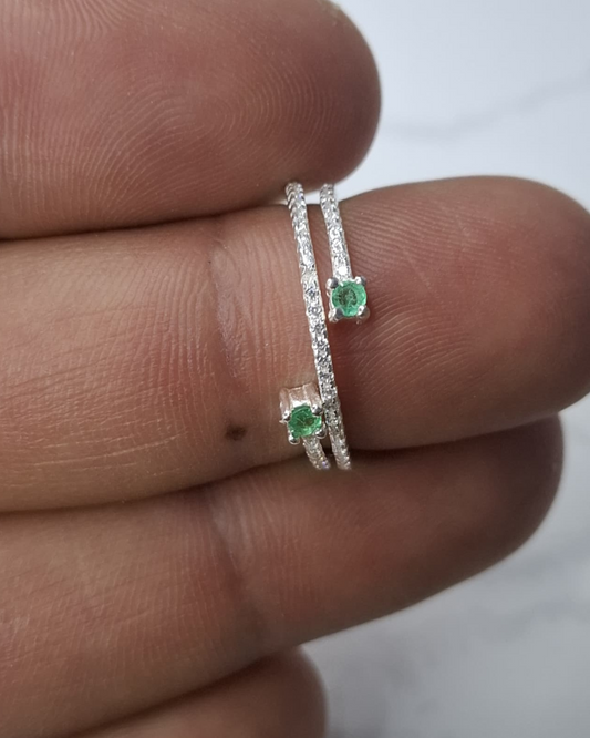 Anillo abierto con doble banda plata 925 y engaste de esmeraldas
