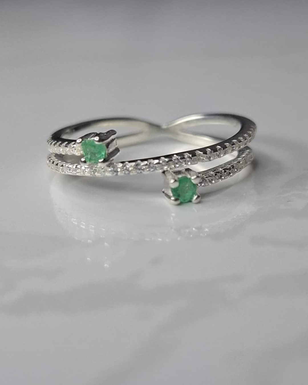 Anillo abierto con doble banda plata 925 y engaste de esmeraldas