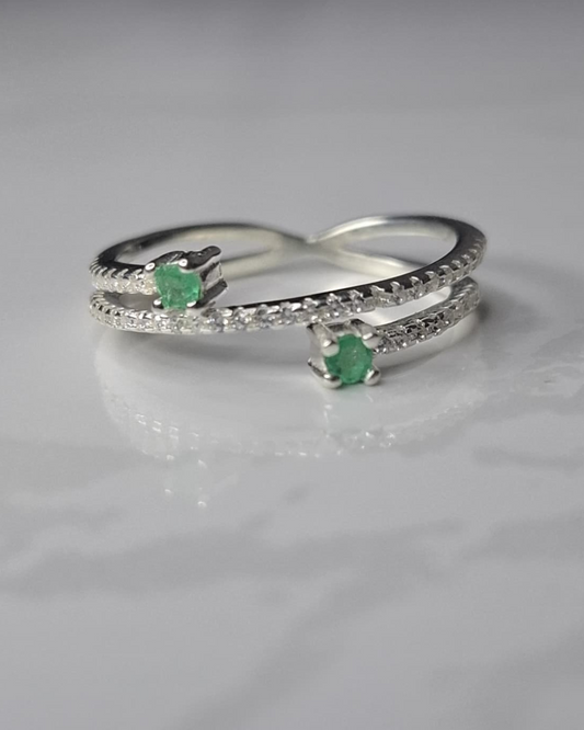 Anillo abierto con doble banda plata 925 y engaste de esmeraldas