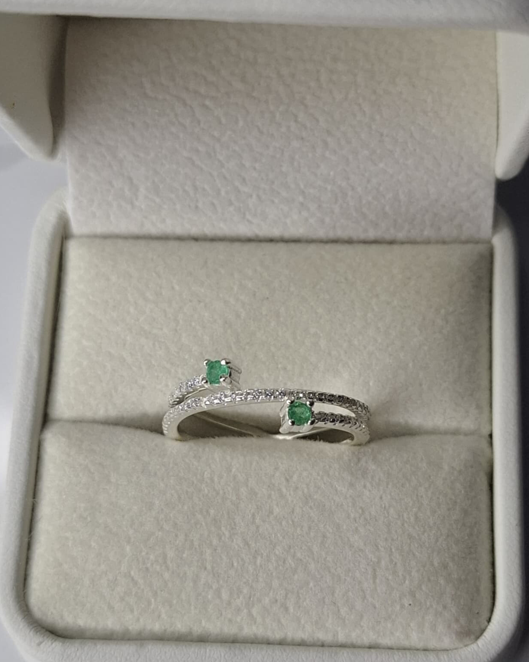 Anillo abierto con doble banda plata 925 y engaste de esmeraldas