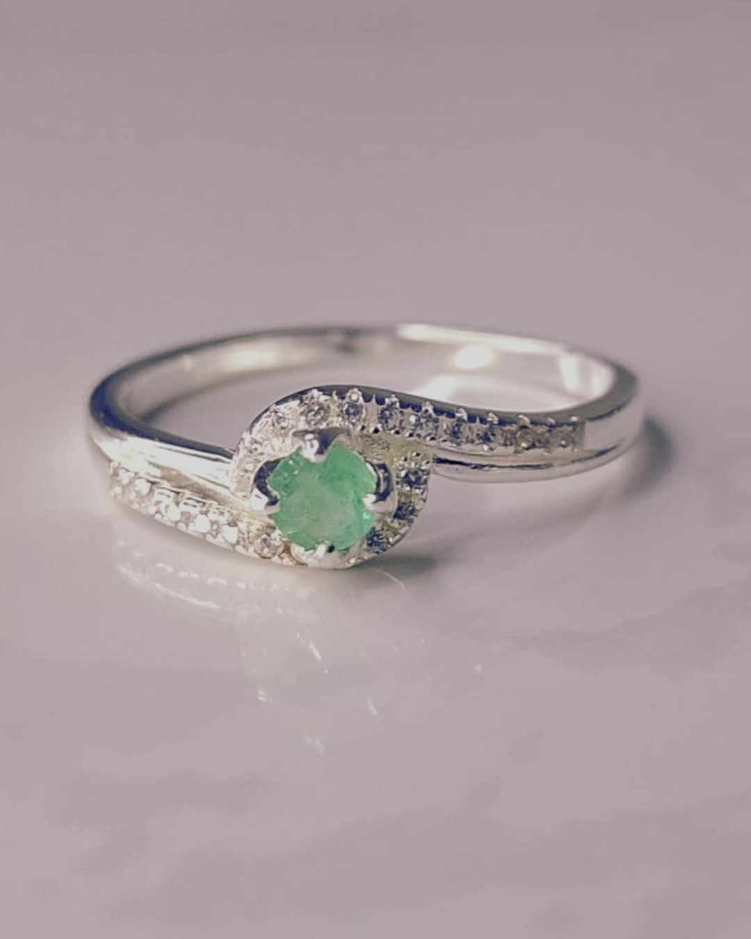 Anillo solitario plata 925 con esmeralda natural