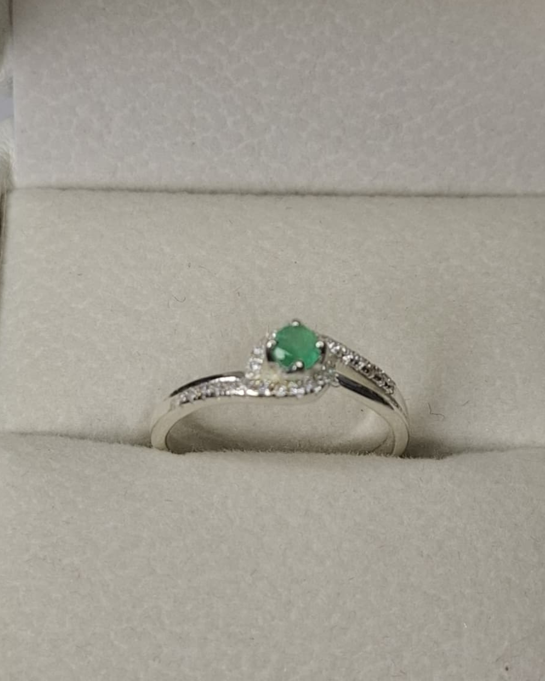 Anillo solitario plata 925 con esmeralda natural