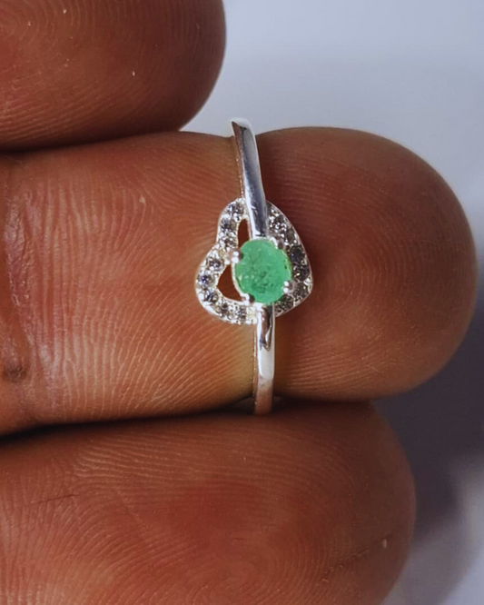 Anillo solitario corazón de plata 925 con esmeralda natural