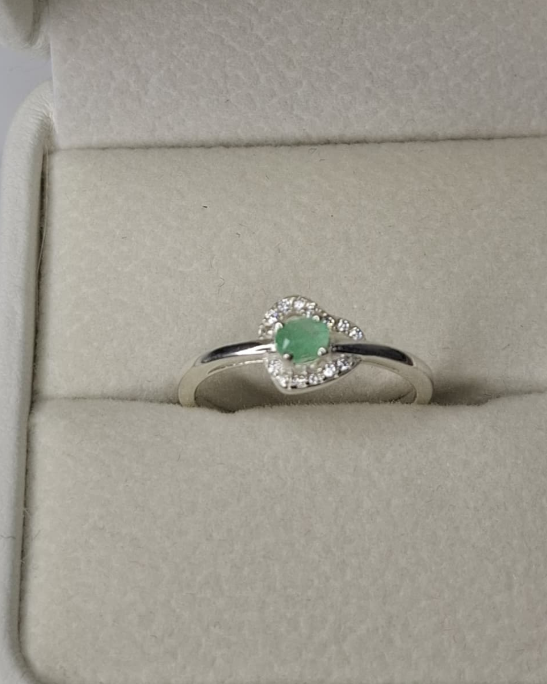 Anillo solitario corazón de plata 925 con esmeralda natural