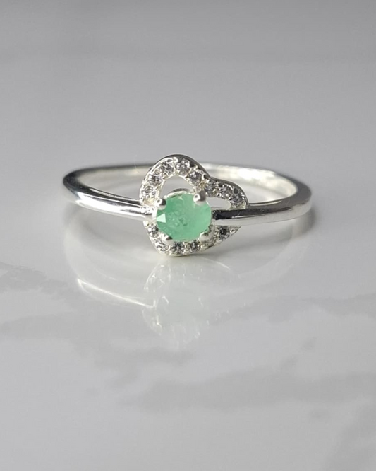 Anillo solitario corazón de plata 925 con esmeralda natural