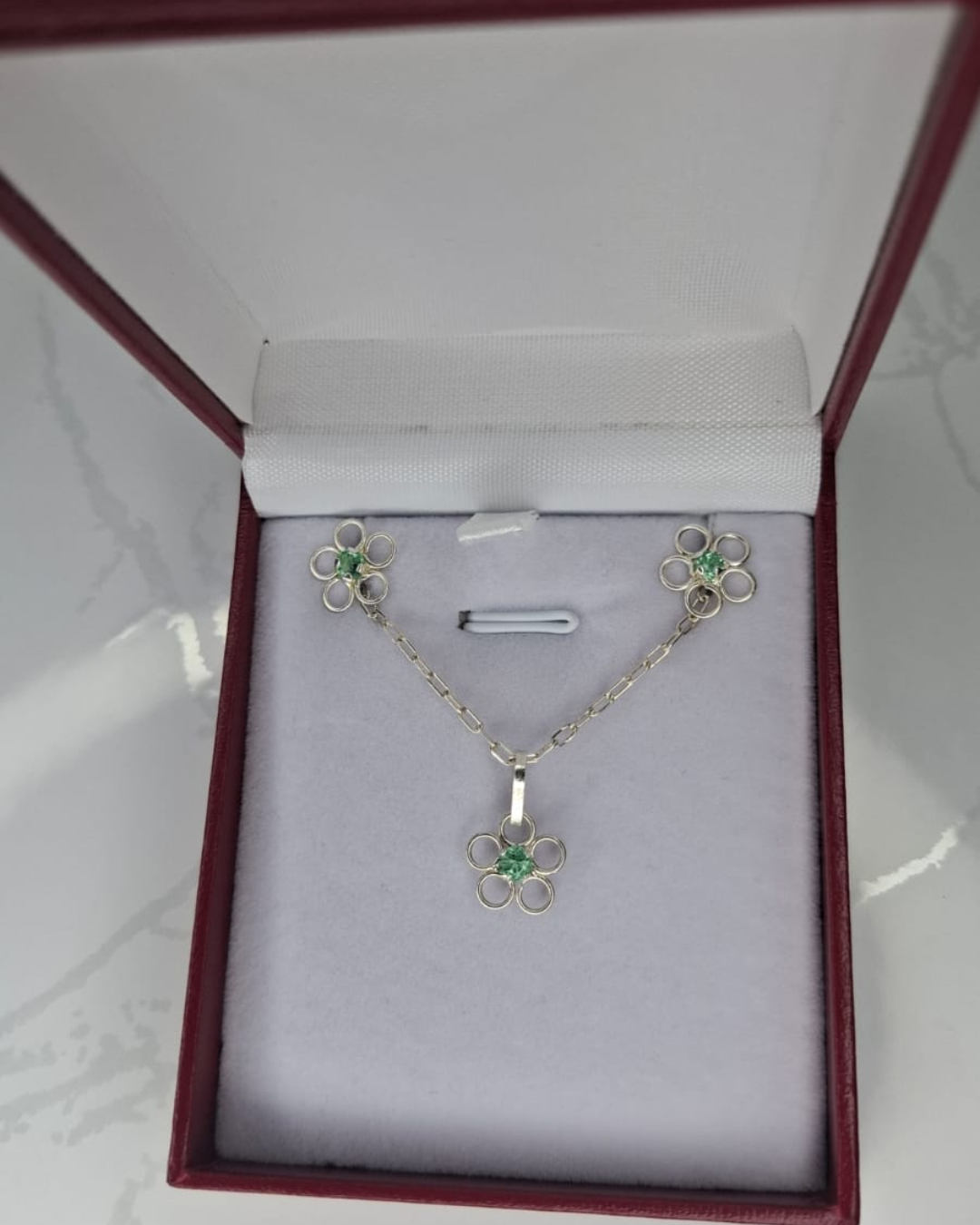 Set flor de plata con 3 esmeraldas naturales