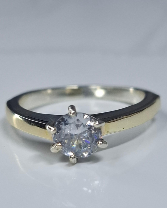 Anillo de plata con lamina de oro de 7k y circon suizo