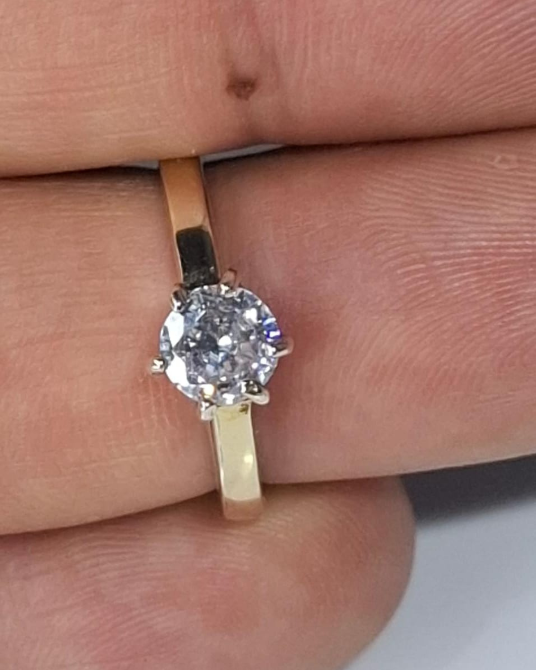 Anillo de plata con lamina de oro de 7k y circon suizo