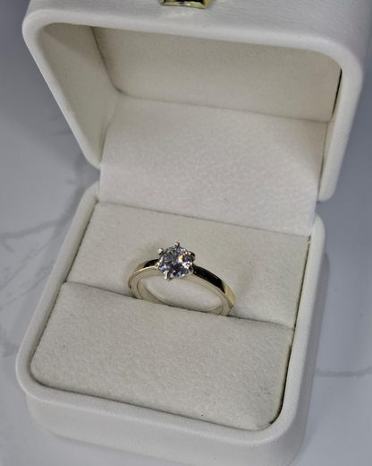 Anillo de plata con lamina de oro de 7k y circon suizo