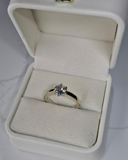Anillo de plata con lamina de oro de 7k y circon suizo