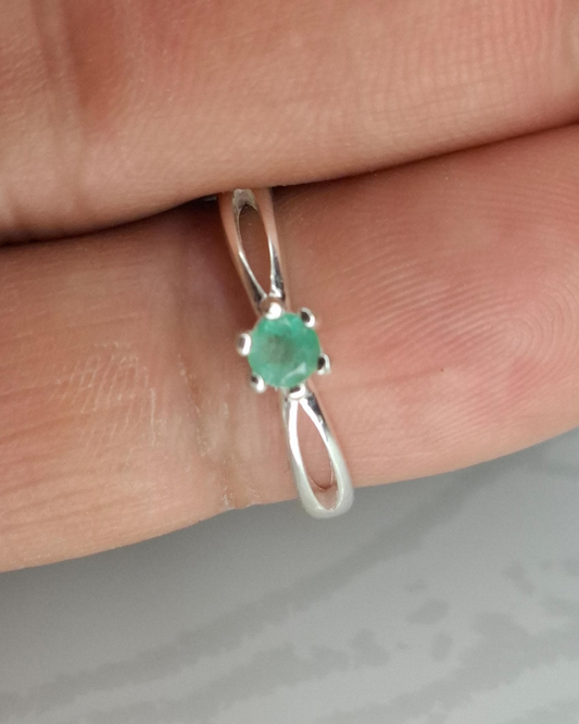 Anillo cruzado en plata 925 con esmeralda natural