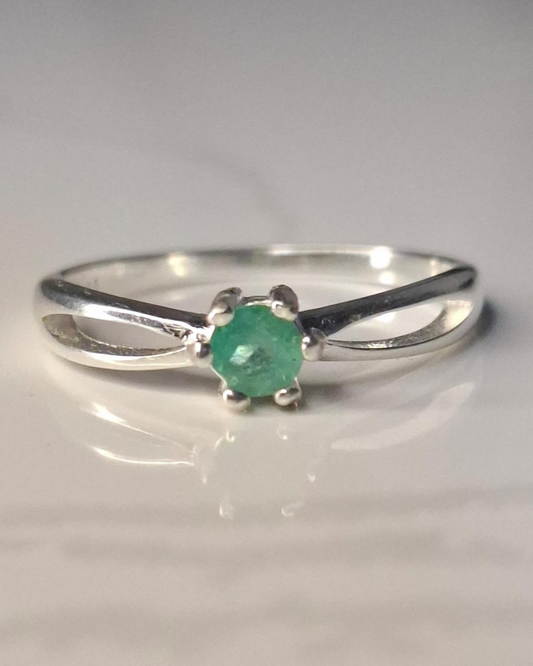 Anillo cruzado en plata 925 con esmeralda natural
