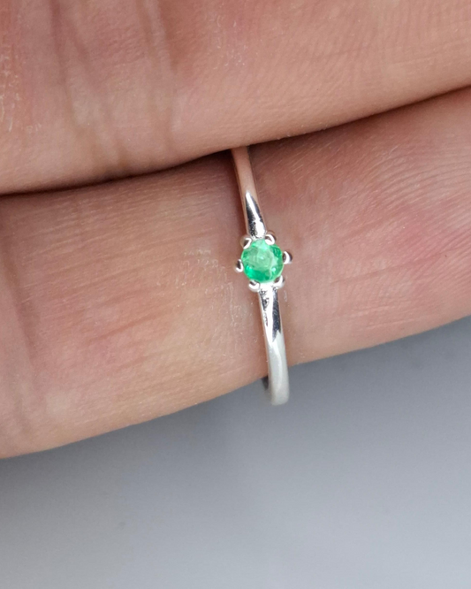Anillo minimalista de plata con esmeralda