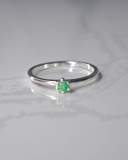 Anillo minimalista de plata con esmeralda