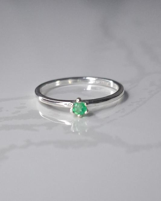 Anillo minimalista de plata con esmeralda