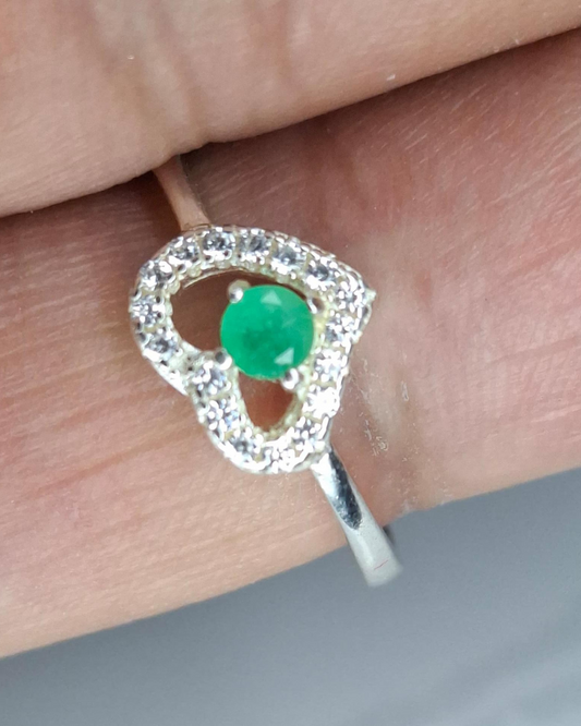 Anillo corazón en plata con esmeralda y circonitas