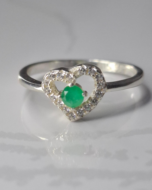 Anillo corazón en plata con esmeralda y circonitas
