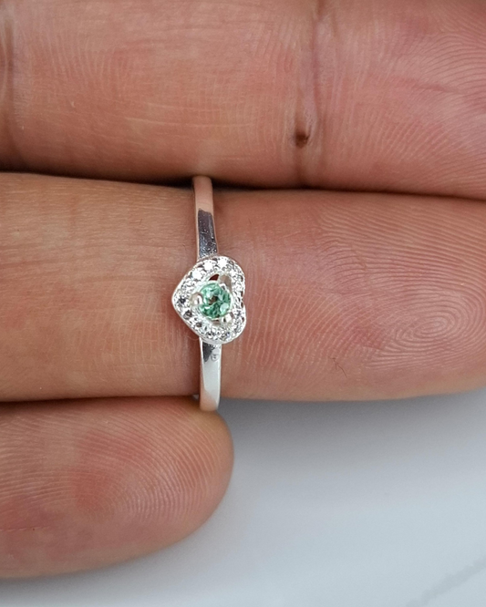 Anillo corazón en plata con esmeralda y circonitas
