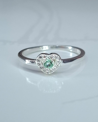 Anillo corazón en plata con esmeralda y circonitas