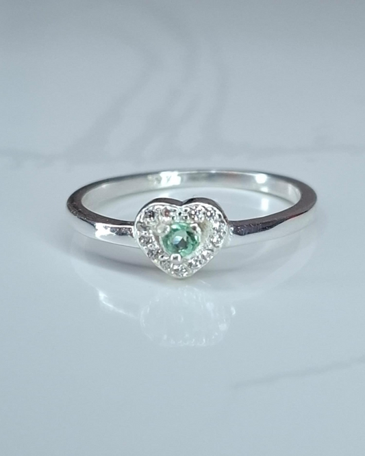 Anillo corazón en plata con esmeralda y circonitas