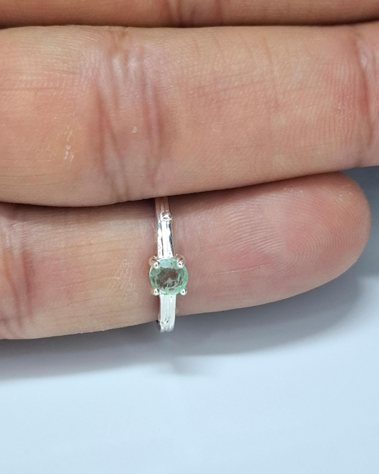 Anillo de plata con esmeralda natural