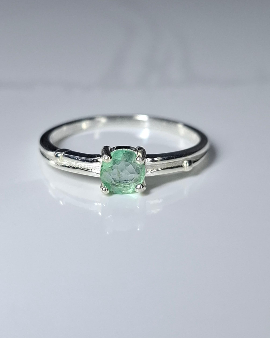 Anillo de plata con esmeralda natural