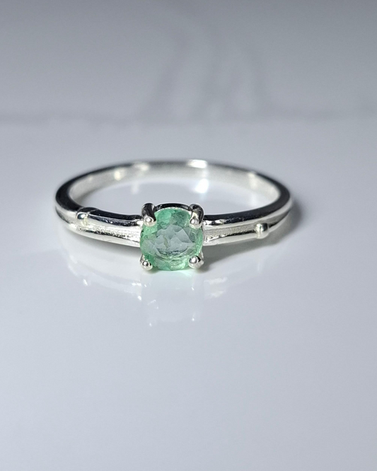 Anillo de plata con esmeralda natural