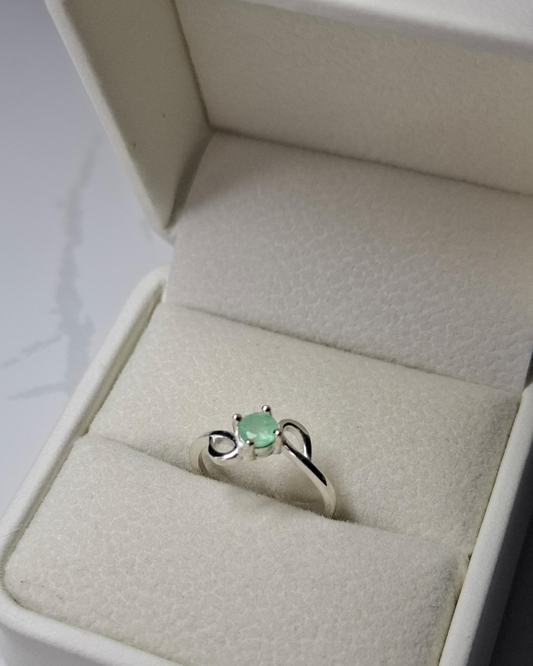 Anillo de plata estilo solitario con esmeralda colombiana natural