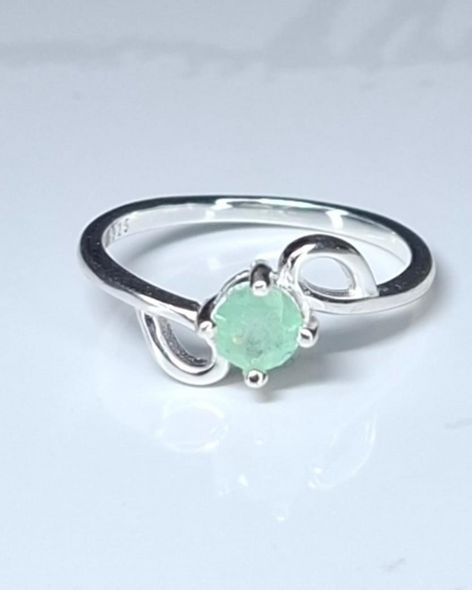 Anillo de plata estilo solitario con esmeralda colombiana natural