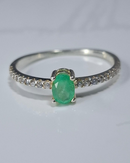 Anillo de compromiso de plata con esmeralda natural y circones