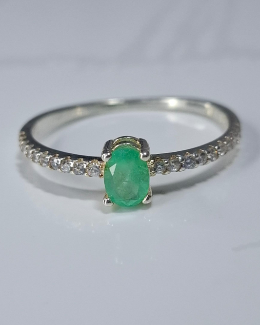 Anillo de compromiso de plata con esmeralda natural y circones
