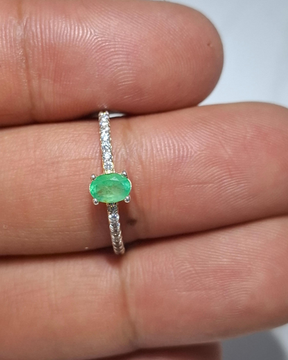 Anillo de compromiso de plata con esmeralda natural y circones