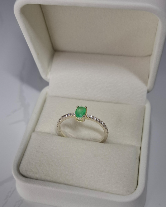 Anillo de compromiso de plata con esmeralda natural y circones