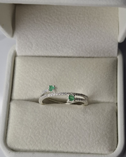 Anillo abierto con doble banda plata 925 y engaste de esmeraldas