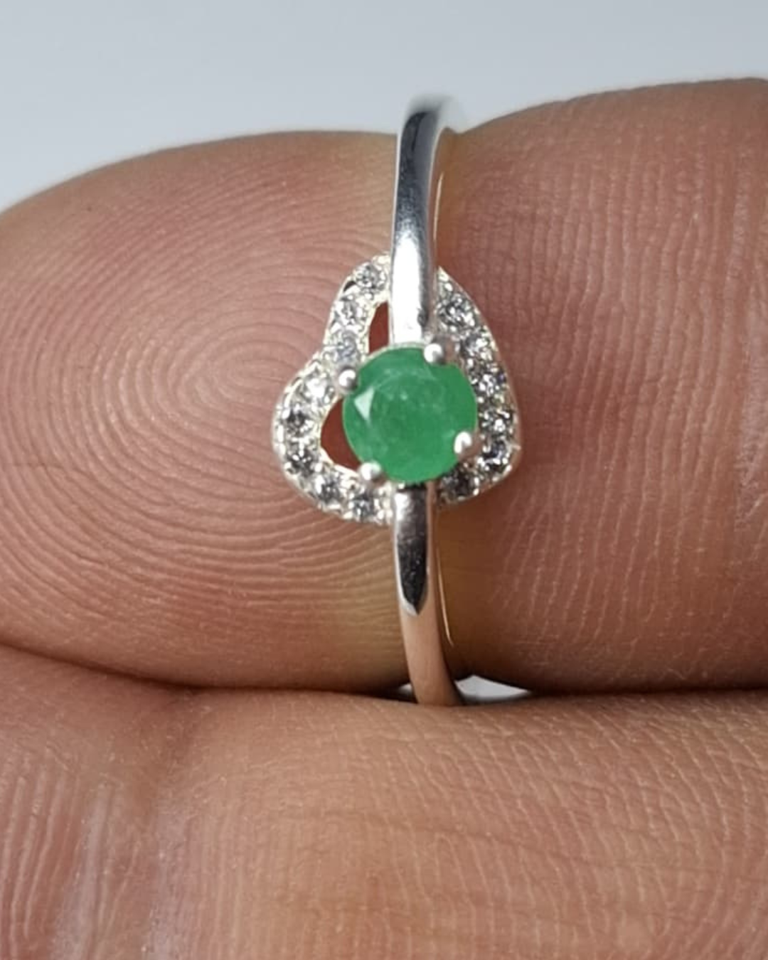 Anillo corazón de plata 925 con esmeralda y zircones