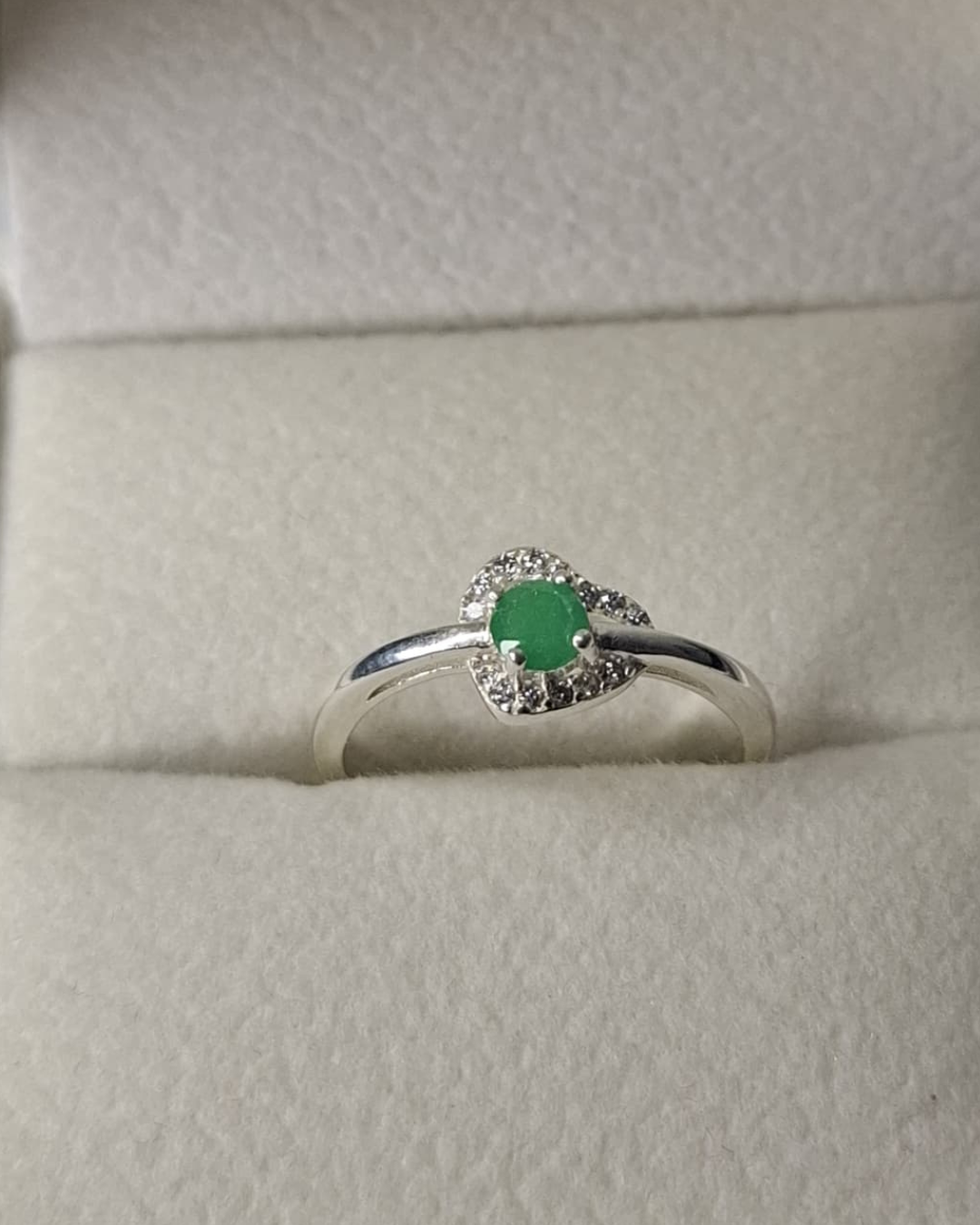 Anillo corazón de plata 925 con esmeralda y zircones