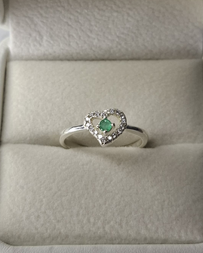 Anillo plata 925 corazón con esmeralda natural