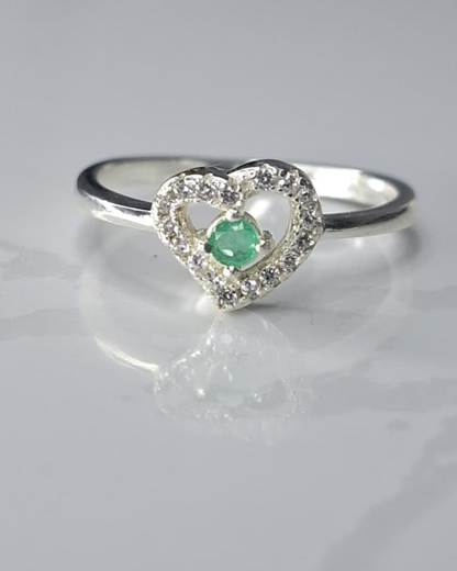 Anillo plata 925 corazón con esmeralda natural