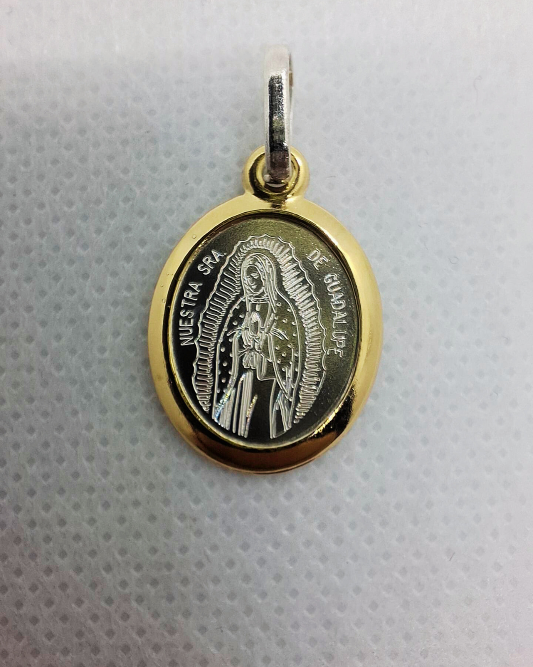 Dije ovalado en plata oro virgen de Guadalupe